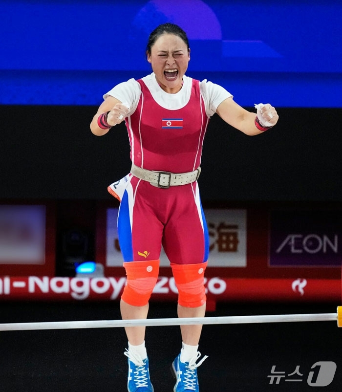 (평양 노동신문=뉴스1) = 24일 북한 노동당 기관지 노동신문은 2026년 아이치-나고야 아시안게임 역도 종목에 참가한 리성금, 강현경 선수가 금메달을 목에 걸었다고 보도했다. …