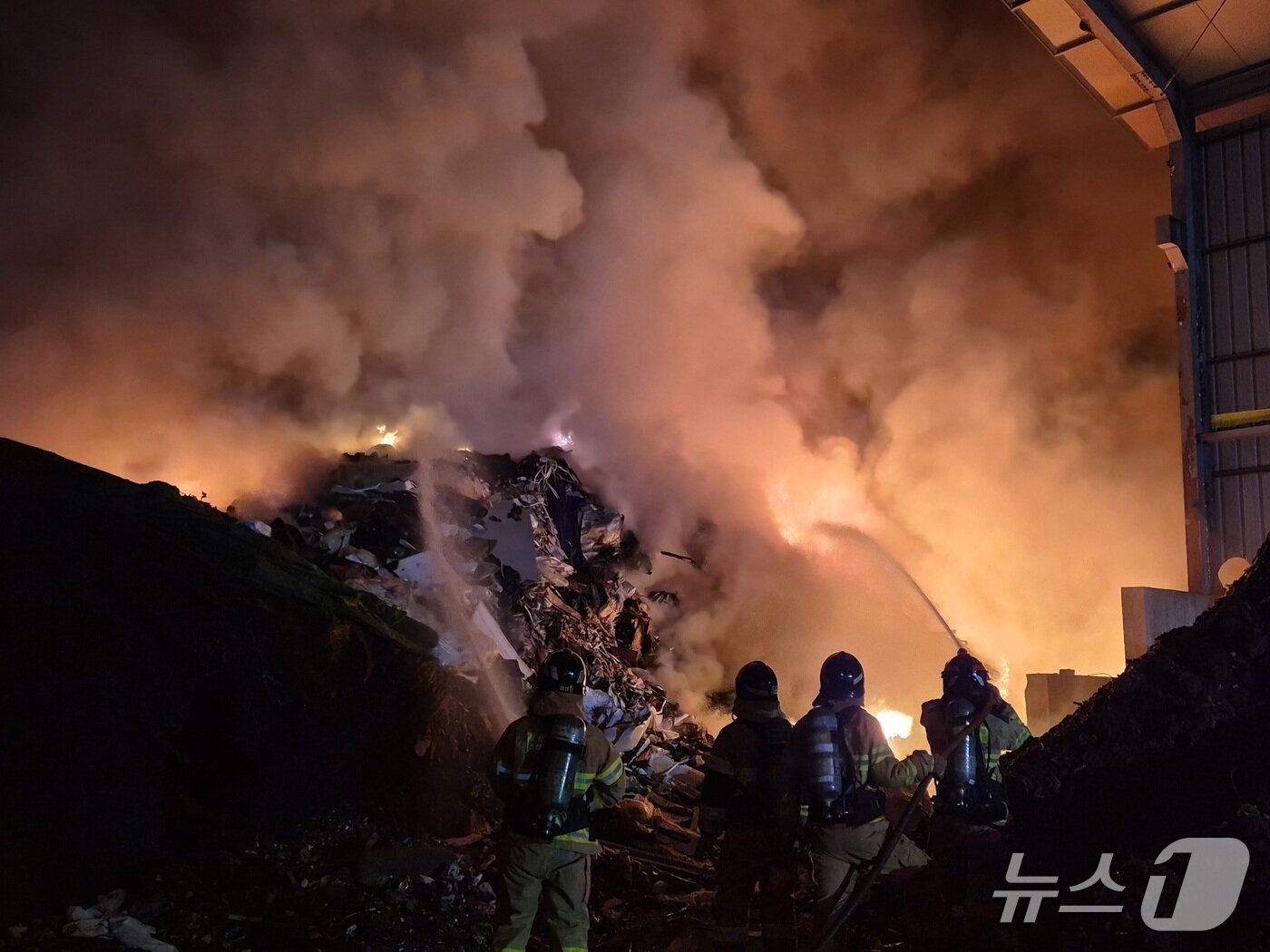 본문 이미지 - 23일 오후 11시39분쯤 영천시 북안면의 재활용업체 폐기물 더미에서 자연발화로 추정되는 불이 나 연기와 화염이 치솟고 있다.(경북소방본부 제공. 재판매 및 DB 금지)2026.9.24/뉴스1