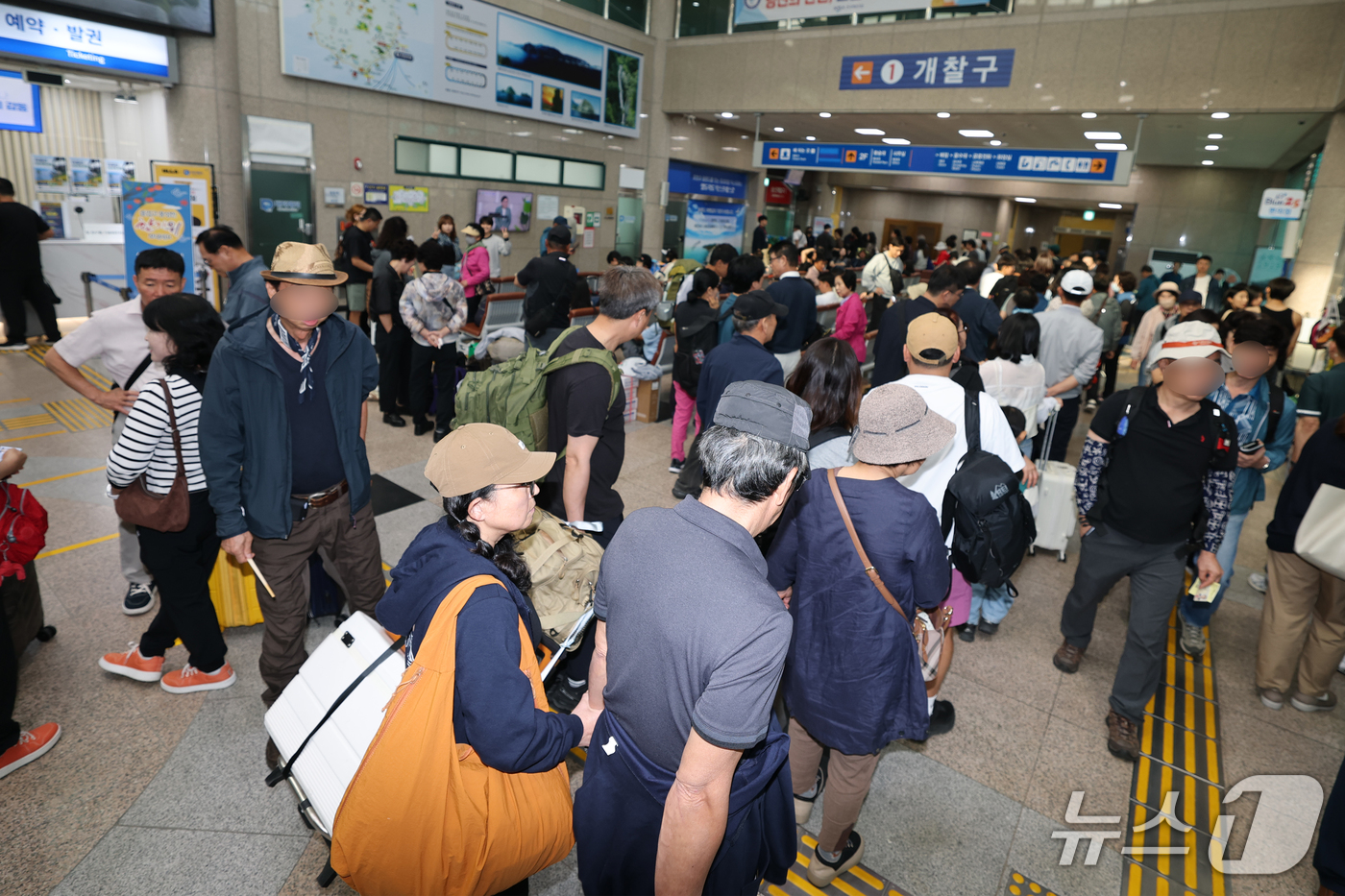 (포항=뉴스1) 최창호 기자 = 추석 명절 연휴 첫날인 24일 오전 경북 포항여객선터미널에서 귀성객과 관광객들이 포항~울릉 정기여객선인 대저페리(주) 엘도라도 익스프레스호에 탑승하 …