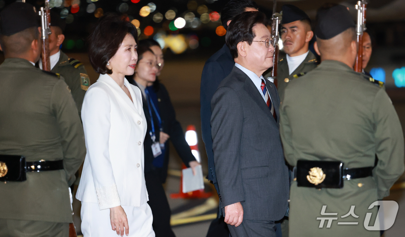 (숨팡고(멕시코)=뉴스1) 허경 기자 = 멕시코 국빈방문 일정에 나선 이재명 대통령과 김혜경 여사가 23일(현지시간) 펠리페 앙헬레스 국제공항에 도착해 이동하고 있다. 2026.9 …