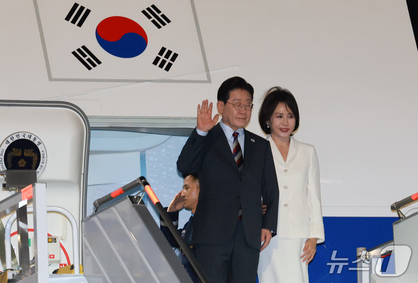 (숨팡고(멕시코)=뉴스1) 허경 기자 = 멕시코 국빈방문 일정에 나선 이재명 대통령과 김혜경 여사가 23일(현지시간) 펠리페 앙헬레스 국제공항에 도착해 환영객들에게 인사하고 있다. …