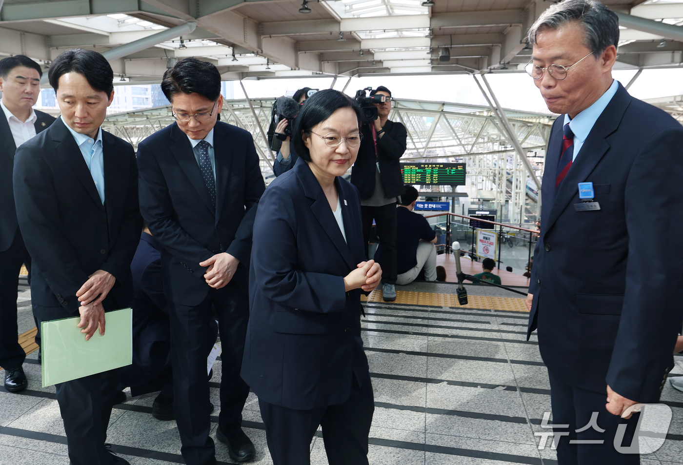 (서울=뉴스1) 오대일 기자 = 한성숙 국무총리가 추석 연휴 첫날인 24일 철도 수송·안전 점검의 일환으로 서울 중구 서울역을 방문해 이용객 동선 혼잡도를 점검하고 있다. 2026 …