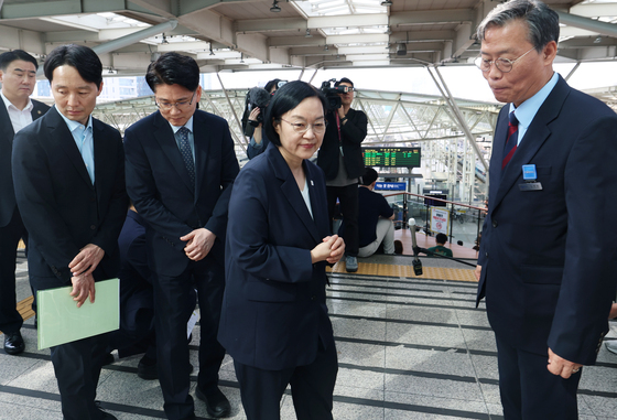 귀성길 살피는 한성숙 국무총리