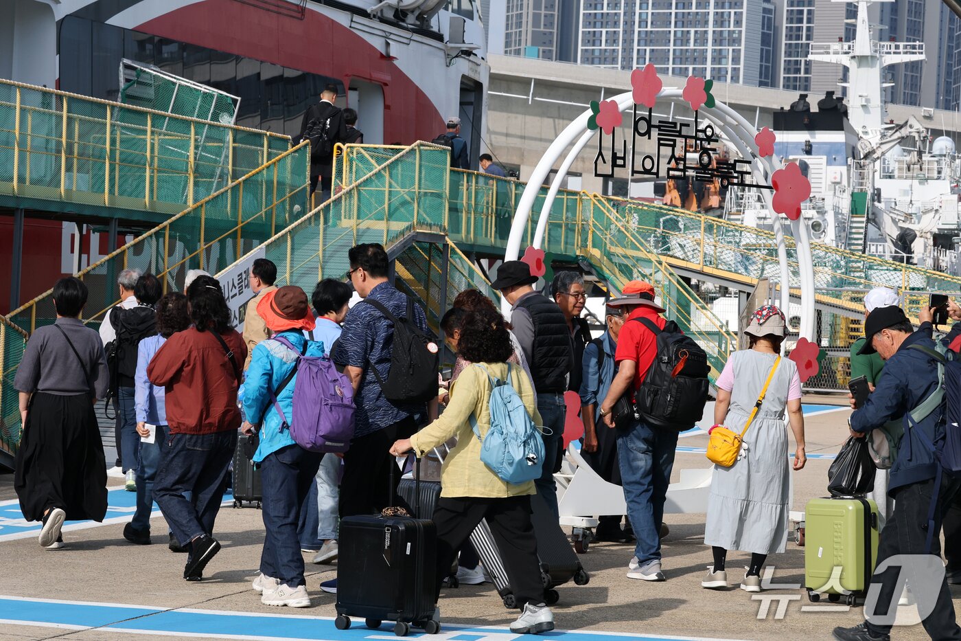 본문 이미지 - 추석 명절 연휴 첫 날인 24일 오전 경북 포항여객선터미널에서 귀성객과 관광객들이 포항~울릉 정기여객선인 대저페리(주) 엘도라도 익스프레스호에 탑승하고 있다. 2026.9.24 ⓒ 뉴스1 최창호 기자