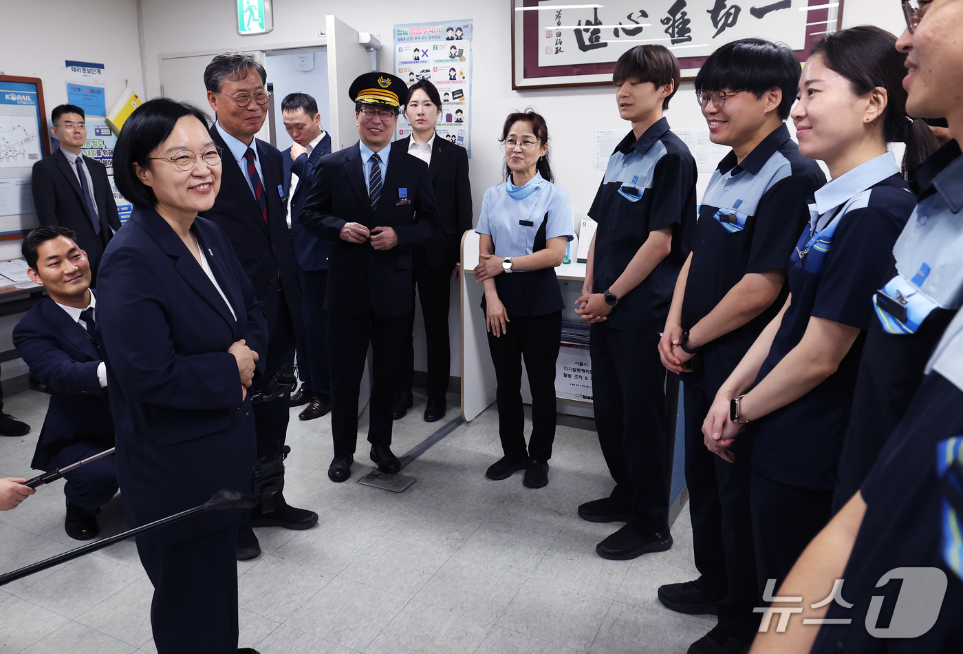 (서울=뉴스1) 오대일 기자 = 한성숙 국무총리가 추석 연휴 첫날인 24일 서울역 역무실에서 철도 수송·안전 상황을 점검하며 직원들을 격려하고 있다.  2026.9.24/뉴스1