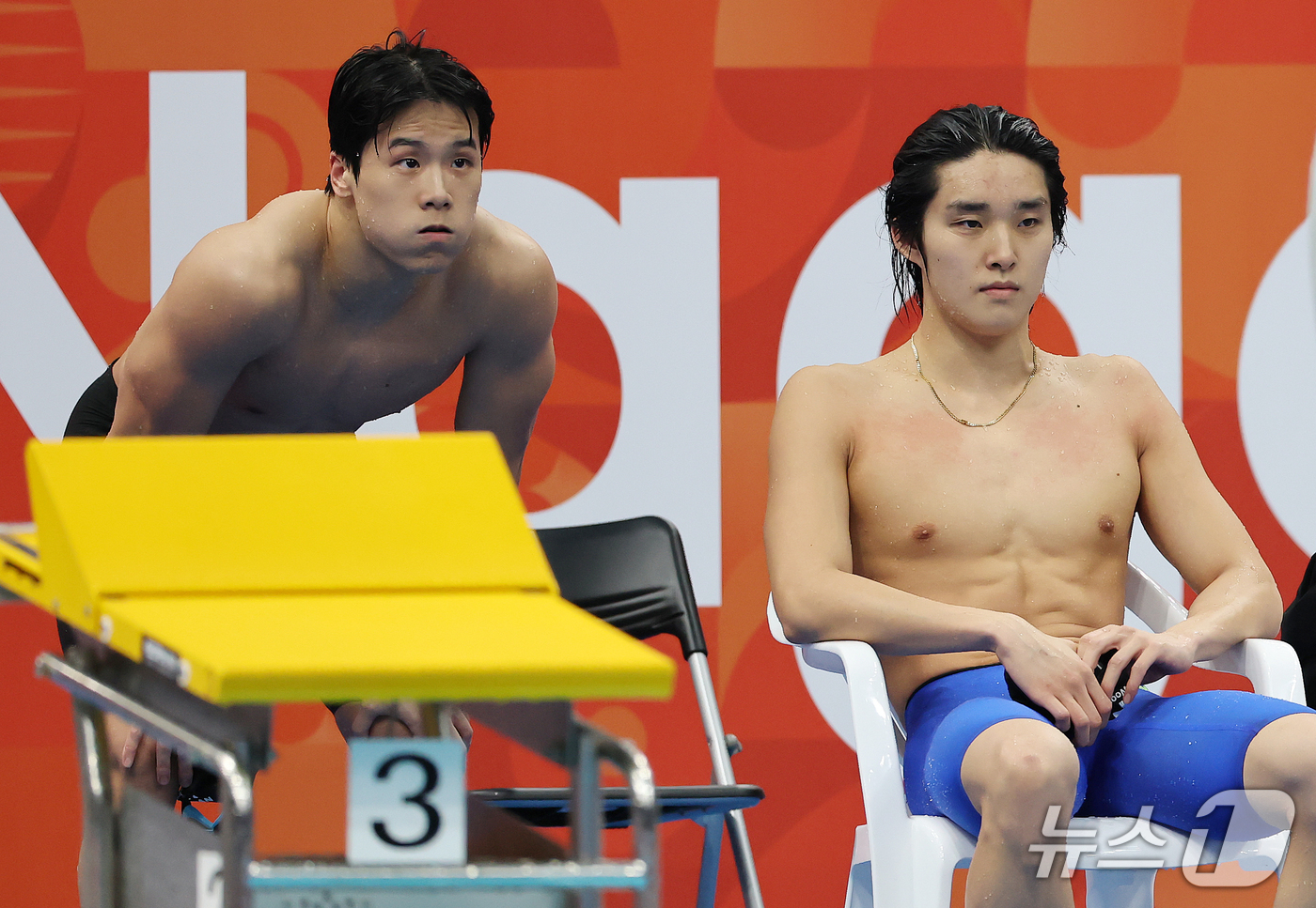 (도쿄=뉴스1) 김민지 기자 = 24일 도쿄 아쿠아틱스 센터에서 열린 2026 아이치·나고야 아시안게임 남자 400m 계영 예선 1조 경기, 첫번째 주자 김우민이 역영을 마치고 지 …