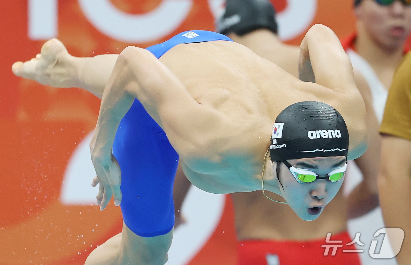 본문 이미지 - 24일 도쿄 아쿠아틱스 센터에서 열린 2026 아이치·나고야 아시안게임 남자 400m 계영 예선 1조 경기, 첫번째 주자 김우민이 힘차게 출발하고 있다. 이날 예선에서 남자 계영 대표팀은 조1위, 전체4위로 결승에 진출했다. 2026.9.24 ⓒ 뉴스1 김민지 기자