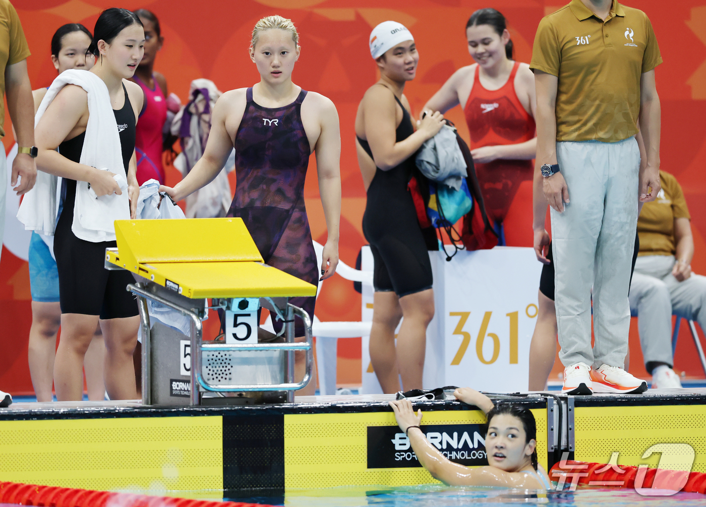 (도쿄=뉴스1) 김민지 기자 = 24일 도쿄 아쿠아틱스 센터에서 열린 2026 아이치·나고야 아시안게임 여자 800m 계영 예선 2조 경기를 마친 김윤희, 김채윤, 이송은, 조현주 …