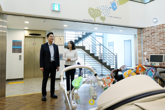 [동정] 오세훈, 추석 첫날부터 한부모가족 복지시설 방문