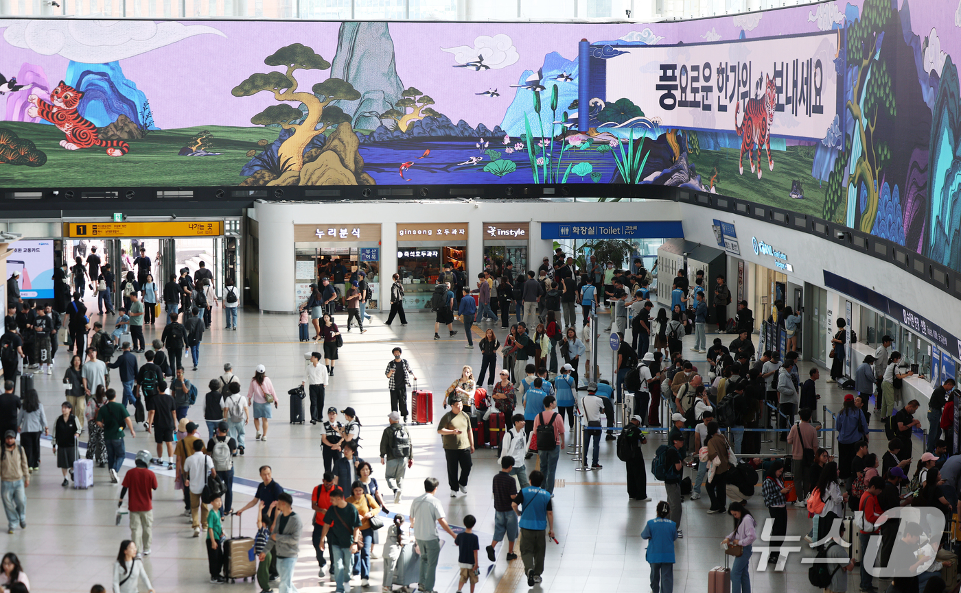 (서울=뉴스1) 오대일 기자 = 추석 연휴 첫날인 24일 서울역 대합실이 귀성객들로 붐비고 있다 . 2026.9.24/뉴스1