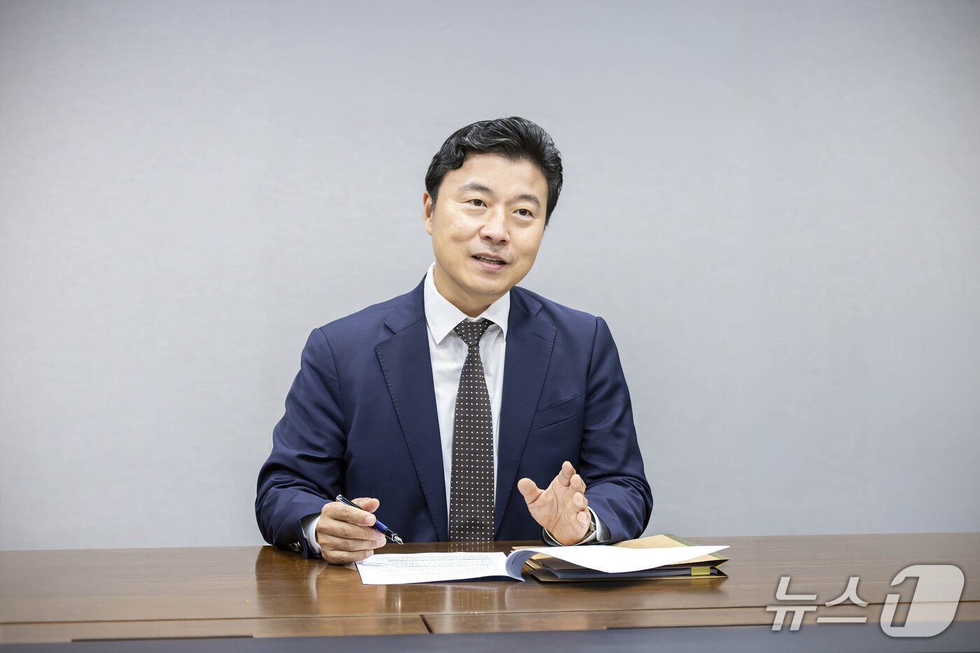 본문 이미지 - 김광재 법무법인 세종 변호사가 17일 서울 종로구에 위치한 법무법인 세종 사무실에서 인터뷰 질문에 답하고 있다.(법무법인 세종 제공)