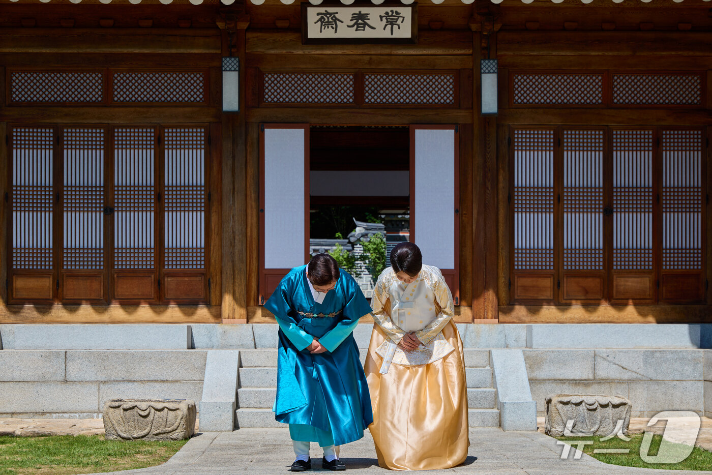 (서울=뉴스1) 이재명 기자 = 이재명 대통령과 김혜경 여사가 25일 추석 명절 인사를 하고 있는 모습을 SNS를 통해 공개했다. (이재명 대통령 SNS. 재판매 및 DB 금지) …
