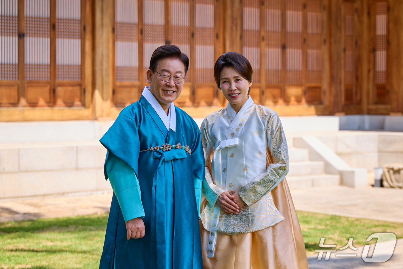 (서울=뉴스1) 이재명 기자 = 이재명 대통령과 김혜경 여사가 25일 추석 명절 인사를 하고 있는 모습을 SNS를 통해 공개했다. (이재명 대통령 SNS. 재판매 및 DB 금지) …