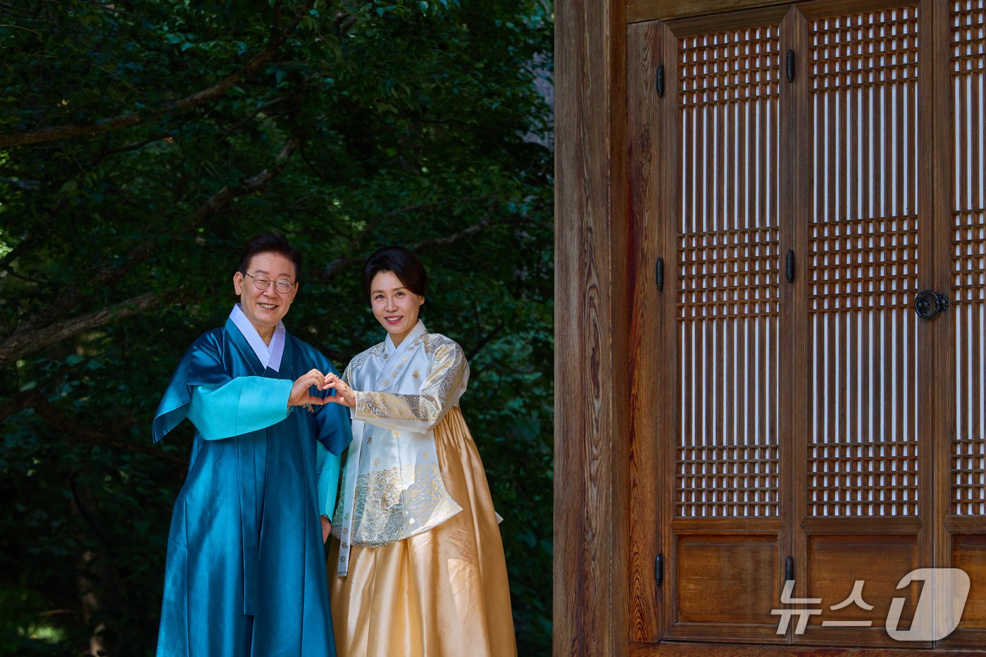(서울=뉴스1) 이재명 기자 = 이재명 대통령과 김혜경 여사가 25일 추석 명절 인사를 하고 있는 모습을 SNS를 통해 공개했다. (이재명 대통령 SNS. 재판매 및 DB 금지) …