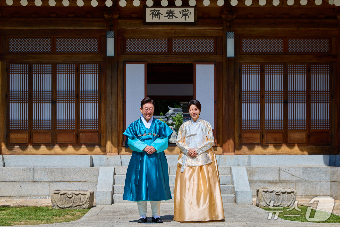 (서울=뉴스1) 이재명 기자 = 이재명 대통령과 김혜경 여사가 25일 추석 명절 인사를 하고 있는 모습을 SNS를 통해 공개했다. (이재명 대통령 SNS. 재판매 및 DB 금지) …