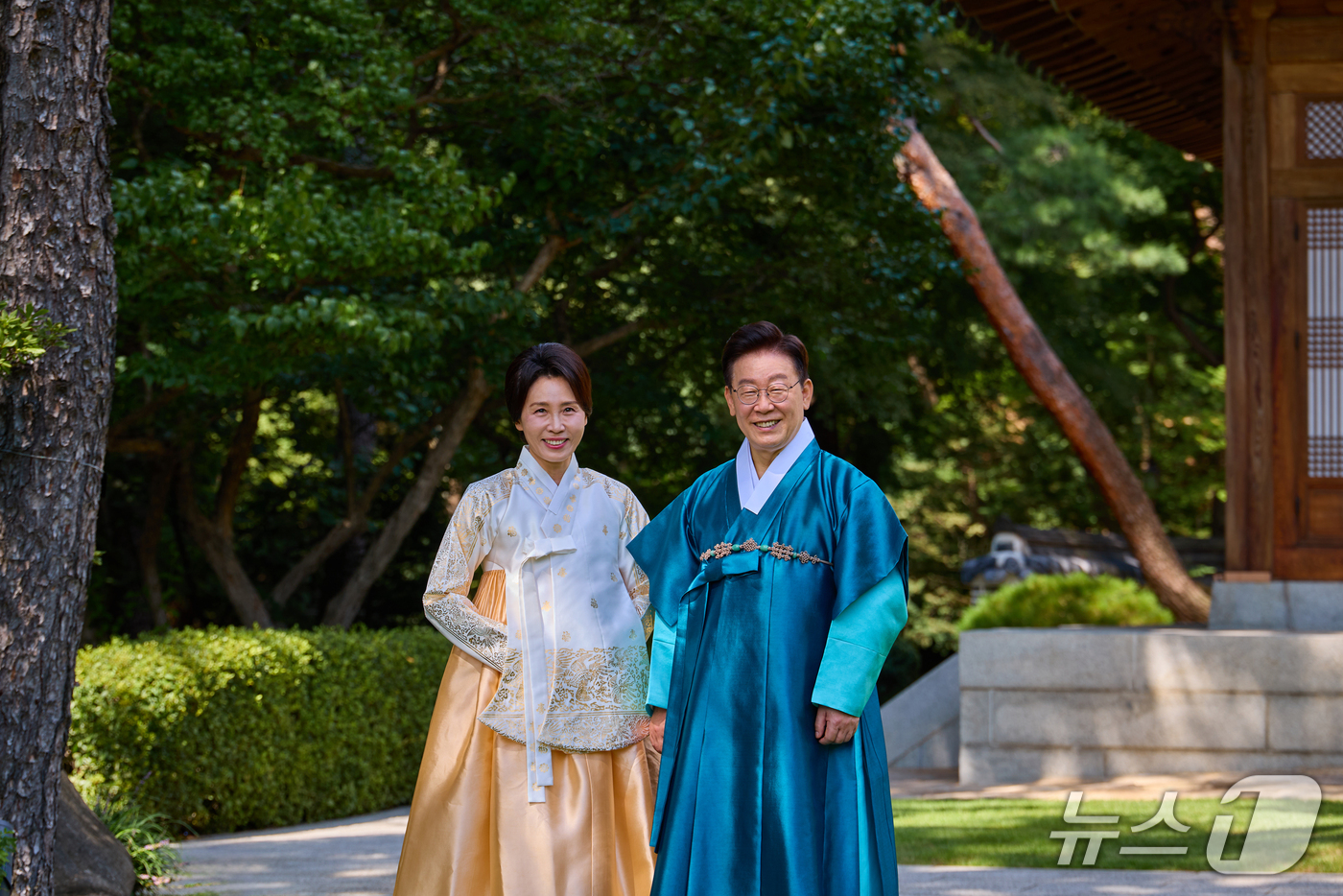(서울=뉴스1) 이재명 기자 = 이재명 대통령과 김혜경 여사가 25일 추석 명절 인사를 하고 있는 모습을 SNS를 통해 공개했다. (이재명 대통령 SNS. 재판매 및 DB 금지) …
