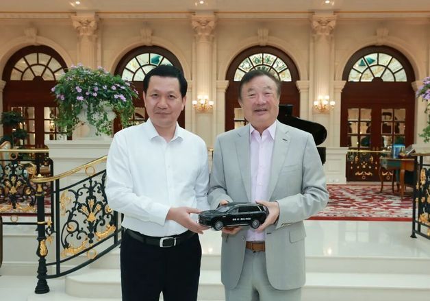 해외 도피설 런정페이 화웨이 회장, 中둥펑차 회동…건재 과시
