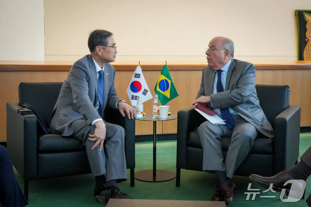 (서울=뉴스1) = 조현 외교부 장관이 23일(현지시간) 미국 뉴욕에서 유엔총회 고위급회기를 계기로 마우루 루이스 이에커 비에이라 브라질 외교장관과 회담을 하고 있다. (외교부 제 …