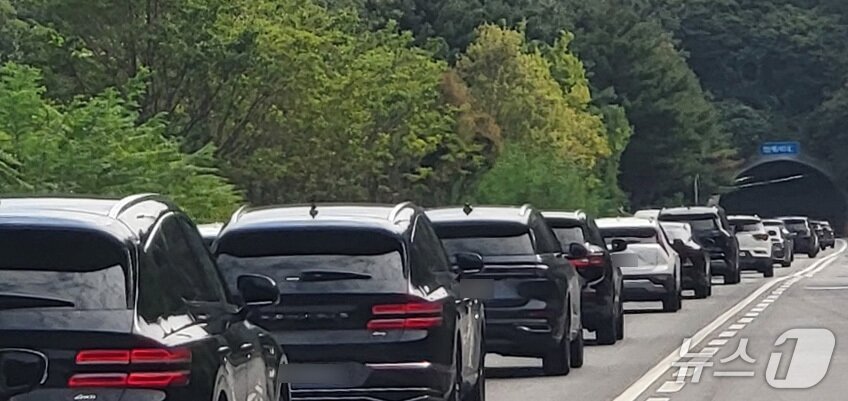 본문 이미지 - 올해 추석연휴 첫 날인 24일 오후 강원 원주시 중앙고속도로 만종터널 주변에서 귀성 차량 행렬이 몰리면서 정체 현상이 나타나고 있다. 2026.9.24 ⓒ 뉴스1 신관호 기자