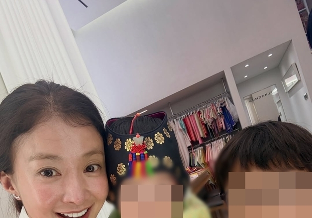 '이혼 후 출산' 이시영, 돌 앞둔 둘째 딸과 한복 샷 "아직도 안 믿겨"