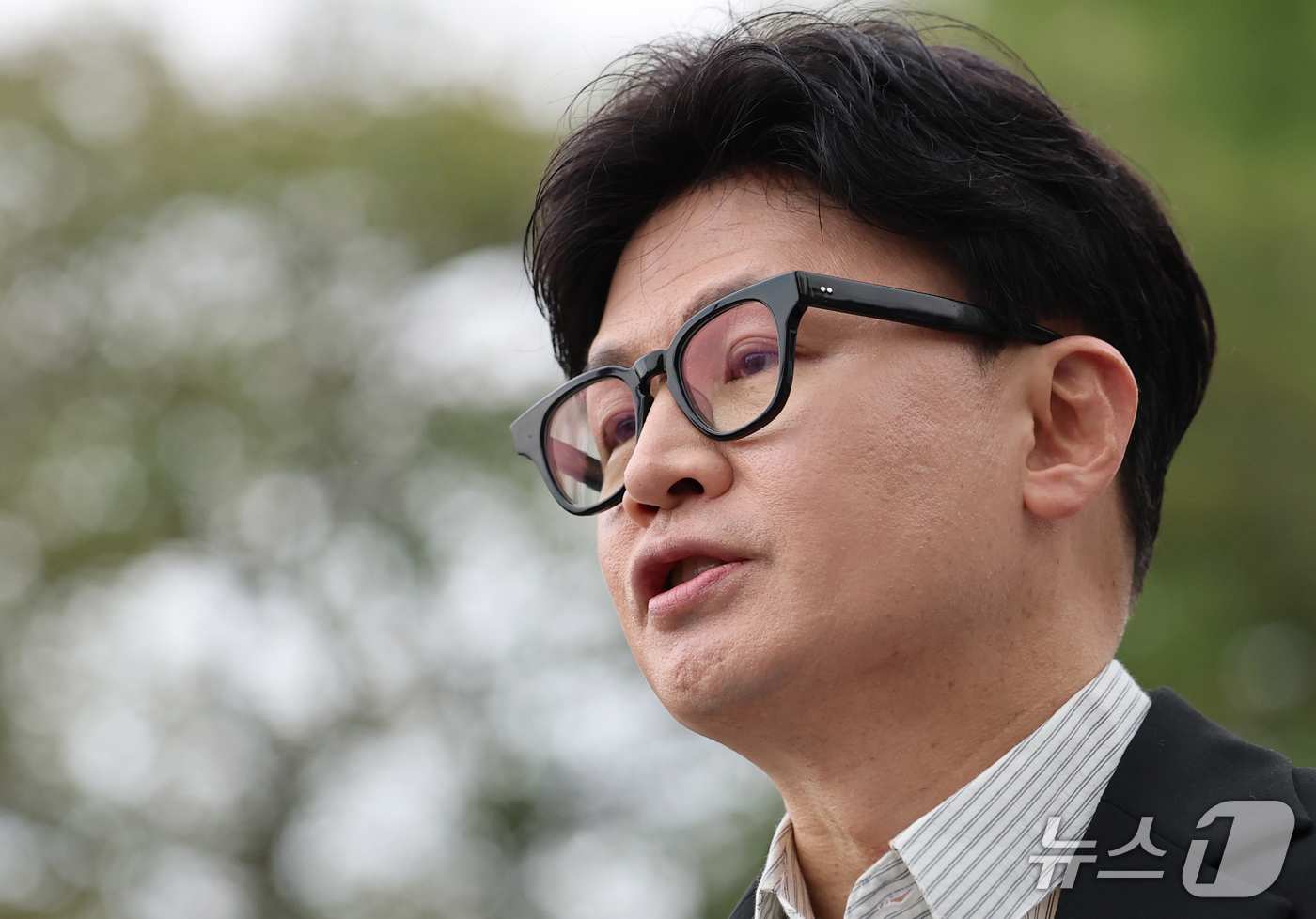 (서울=뉴스1) 오대일 기자 = 한동훈 무소속 의원이 24일 오후 서울 용산구 국방부 앞에서 기자회견을 열고 'DMZ 지뢰 폭발' 현장 조사를 촉구하는 1인 시위를 하고 있다. …