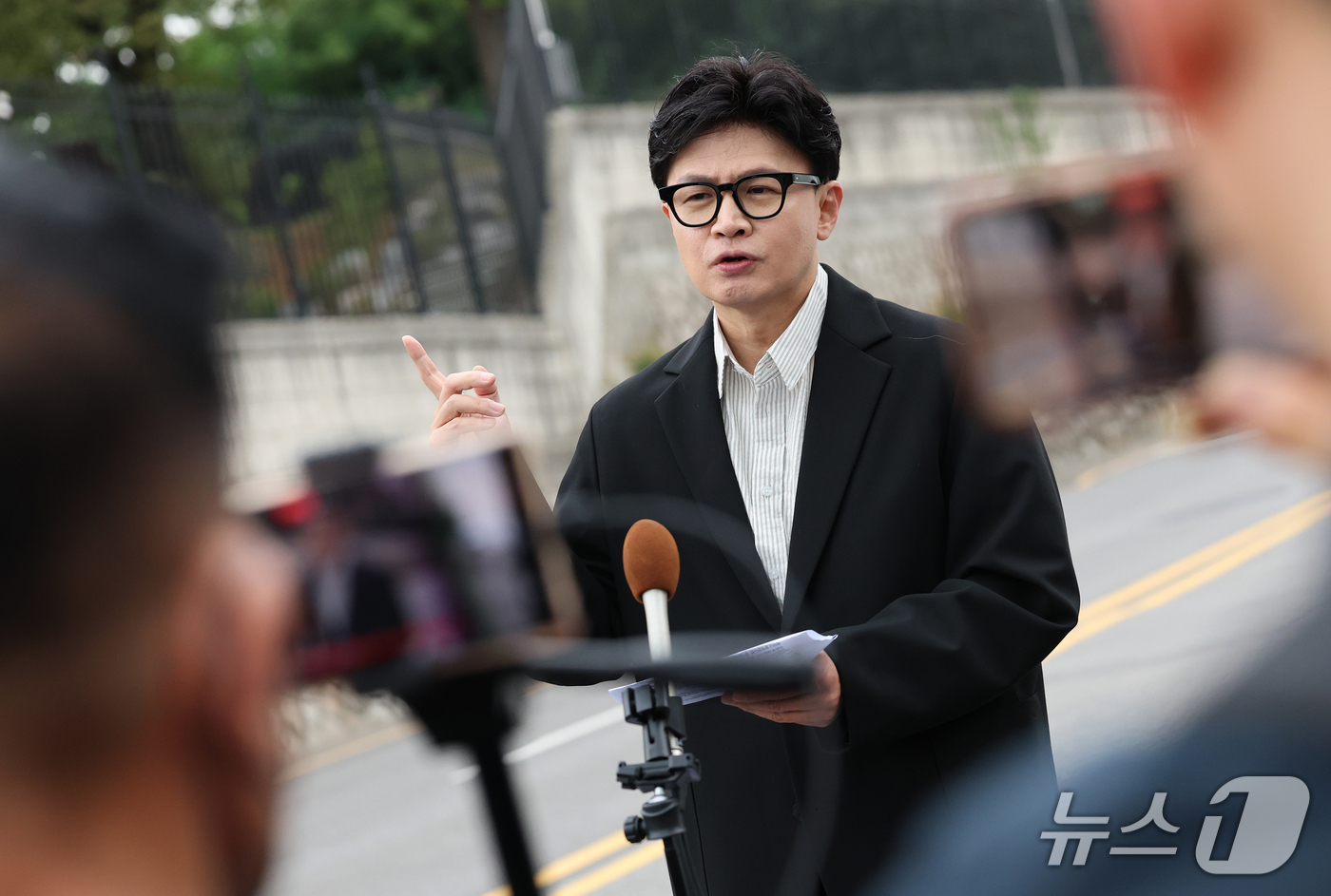 (서울=뉴스1) 오대일 기자 = 한동훈 무소속 의원이 24일 오후 서울 용산구 국방부 앞에서 기자회견을 열고 'DMZ 지뢰 폭발' 현장 조사를 촉구하는 1인 시위를 하고 있다. …