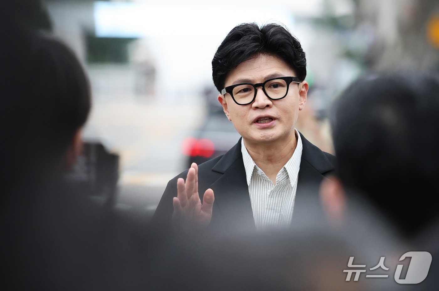(서울=뉴스1) 오대일 기자 = 한동훈 무소속 의원이 24일 오후 서울 용산구 국방부 앞에서 기자회견을 열고 'DMZ 지뢰 폭발' 현장 조사를 촉구하는 1인 시위를 하고 있다. 2 …
