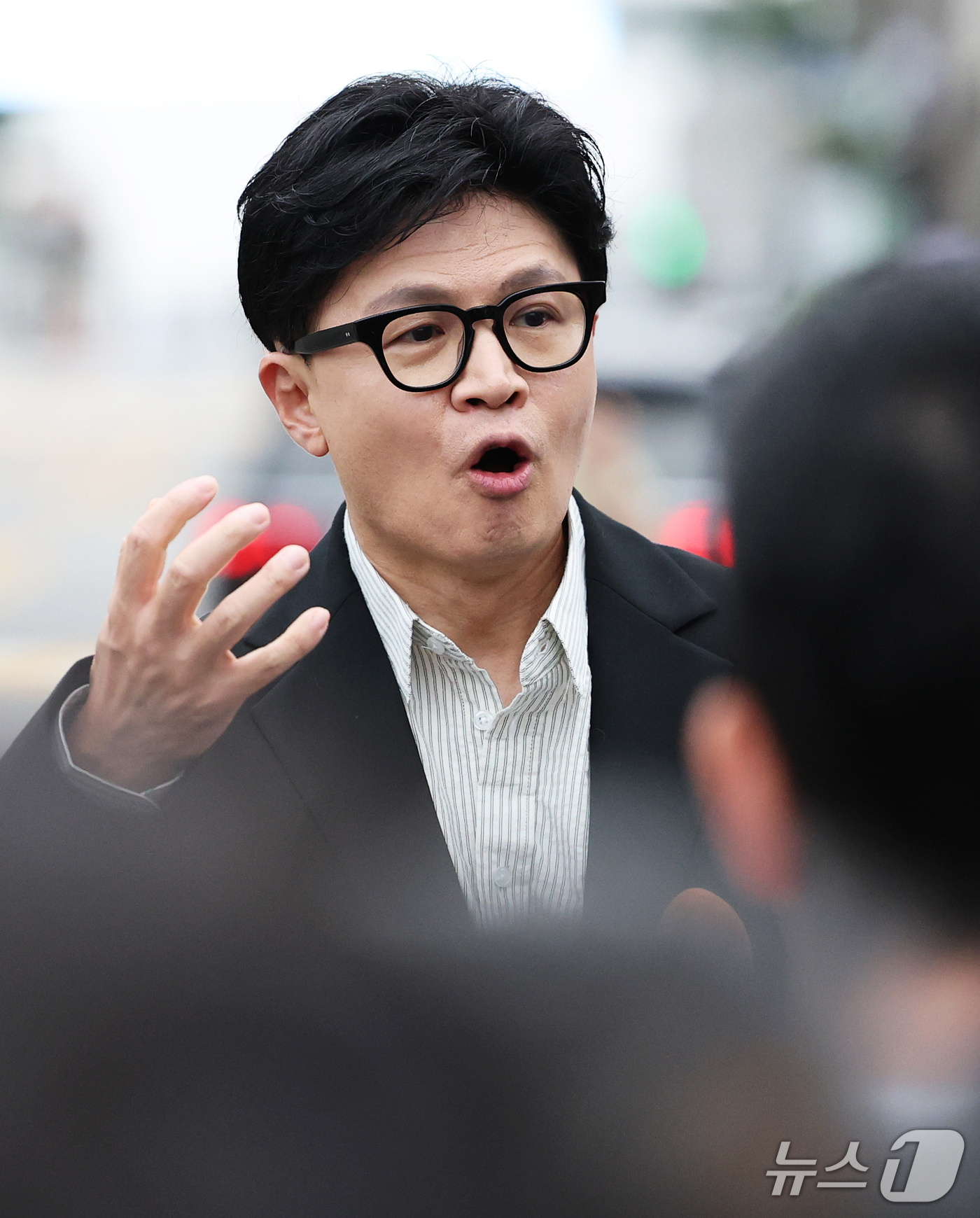 (서울=뉴스1) 오대일 기자 = 한동훈 무소속 의원이 24일 오후 서울 용산구 국방부 앞에서 기자회견을 열고 'DMZ 지뢰 폭발' 현장 조사를 촉구하는 1인 시위를 하고 있다. 2 …