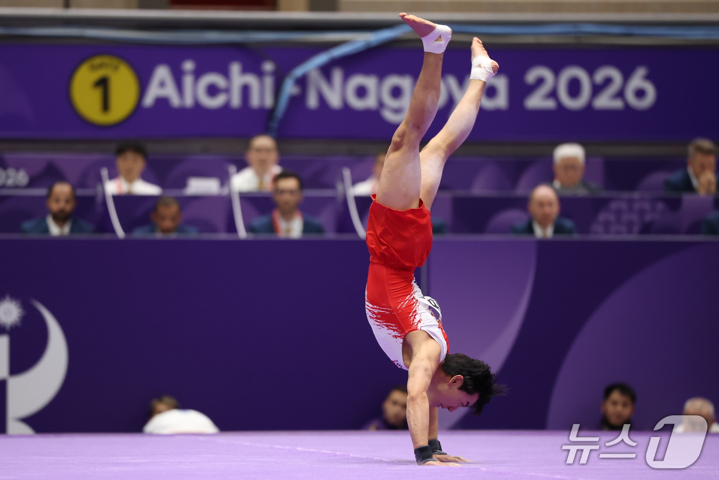 (나고야=뉴스1) 김도우 기자 = 대한민국 김재호가 24일 일본 나고야시 종합체육관에서 열린 2026 아이치·나고야 아시안게임 기계체조 마루 남자 개인전 결선에서 연기를 펼치고 있 …