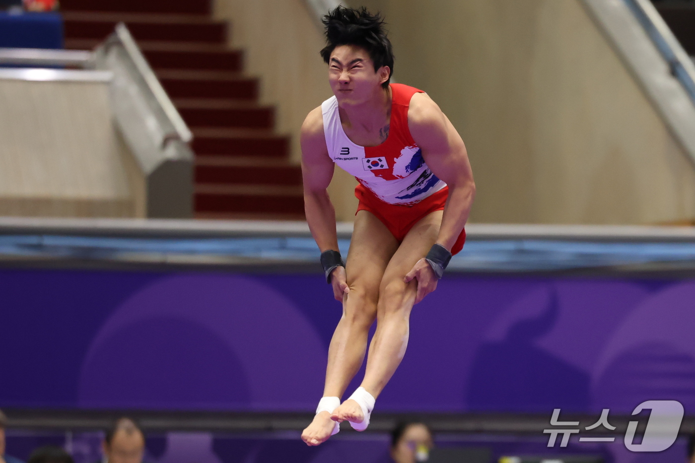 (나고야=뉴스1) 김도우 기자 = 대한민국 김재호가 24일 일본 나고야시 종합체육관에서 열린 2026 아이치·나고야 아시안게임 기계체조 마루 남자 개인전 결선에서 연기를 펼치고 있 …