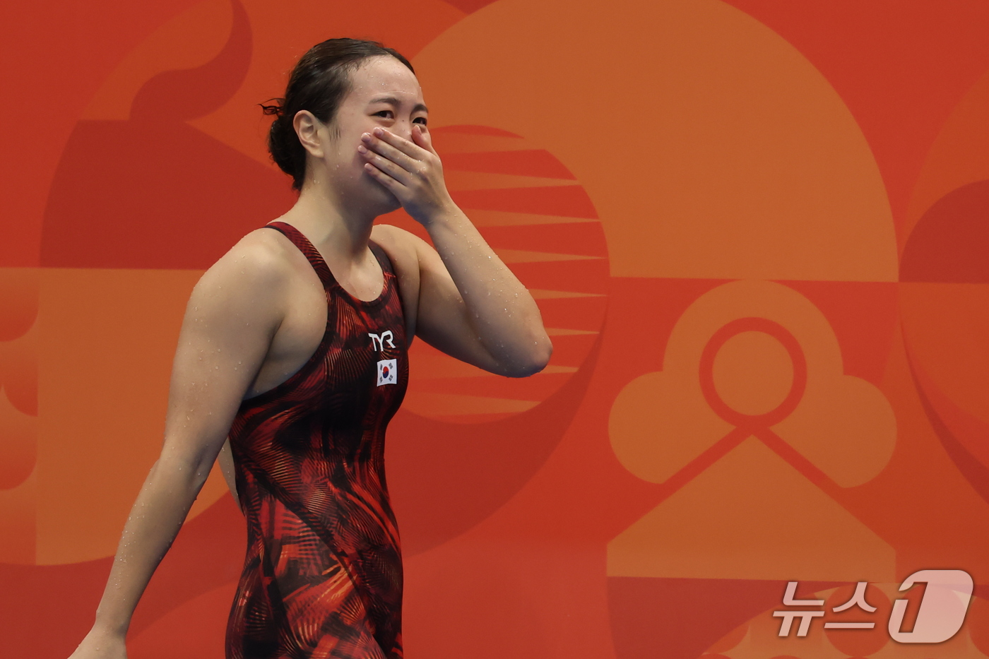 (도쿄=뉴스1) 김민지 기자 = 대한민국 박시은이 24일 도쿄 아쿠아틱스 센터에서 열린 2026 아이치·나고야 아시안게임 수영 여자 200m 평영 결승에서 은메달을 확보한 후 눈물 …