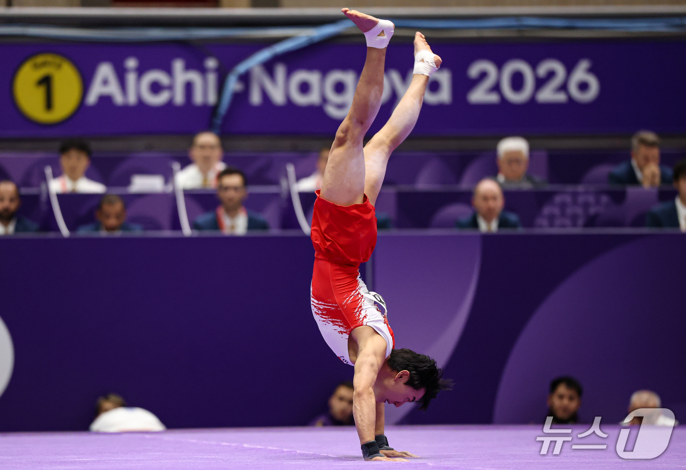 (나고야=뉴스1) 김도우 기자 = 대한민국 김재호가 24일 일본 나고야시 종합체육관에서 열린 2026 아이치·나고야 아시안게임 기계체조 마루 남자 개인전 결선에서 연기를 펼치고 있 …