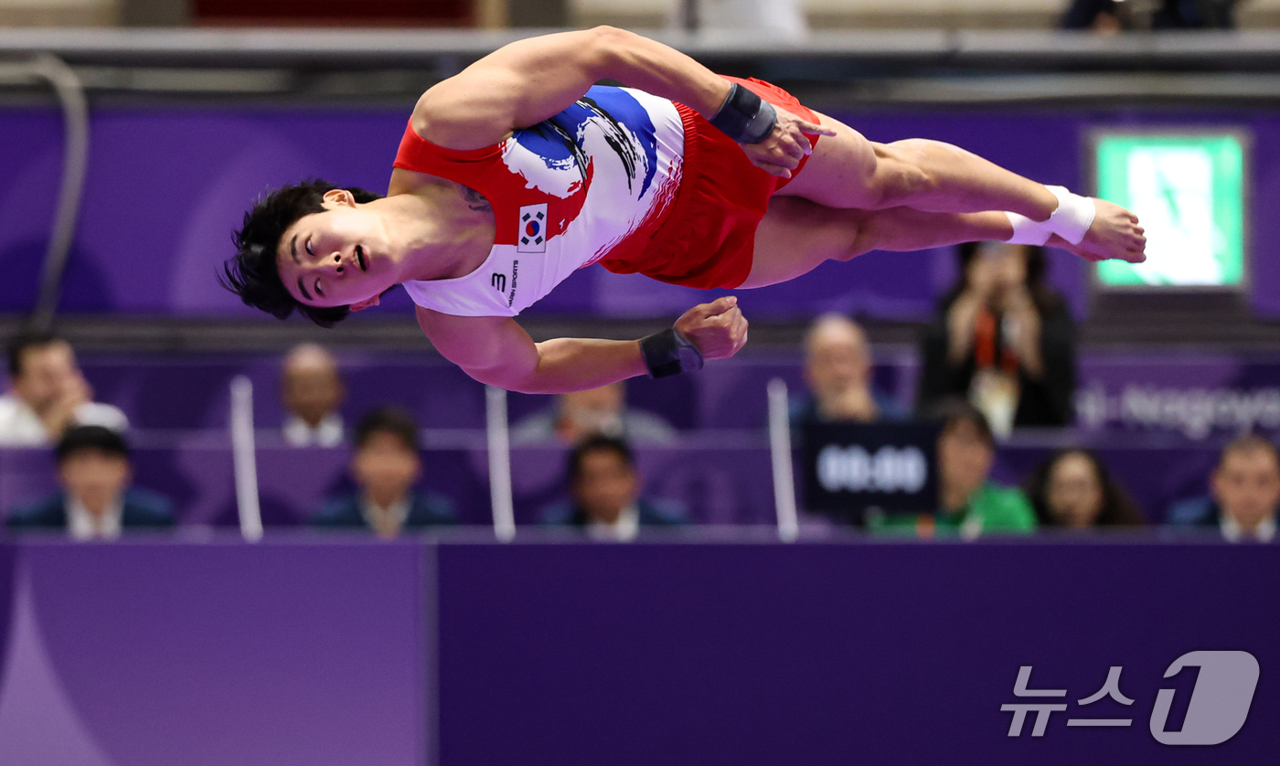(나고야=뉴스1) 김도우 기자 = 대한민국 김재호가 24일 일본 나고야시 종합체육관에서 열린 2026 아이치·나고야 아시안게임 기계체조 마루 남자 개인전 결선에서 연기를 펼치고 있 …