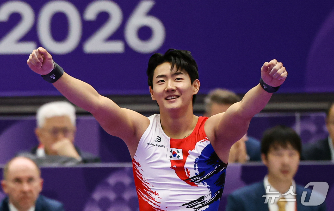 (나고야=뉴스1) 김도우 기자 = 대한민국 김재호가 24일 일본 나고야시 종합체육관에서 열린 2026 아이치·나고야 아시안게임 기계체조 마루 남자 개인전 결선에서 연기를 마치고 미 …