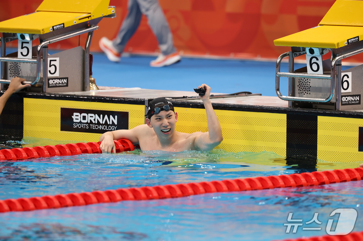 (도쿄=뉴스1) 김민지 기자 = 24일 도쿄 아쿠아틱스 센터에서 열린 2026 아이치·나고야 아시안게임 수영 남자 200m 평영 결승에서 조성재가 동메달을 확보한 후 환호하고 있다 …