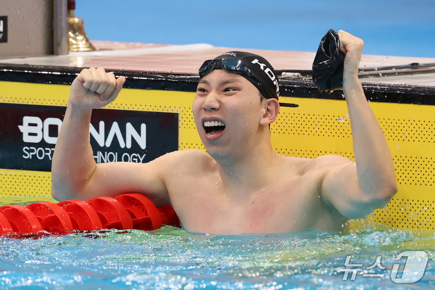 (도쿄=뉴스1) 김민지 기자 = 24일 도쿄 아쿠아틱스 센터에서 열린 2026 아이치·나고야 아시안게임 수영 남자 200m 평영 결승에서 조성재가 동메달을 확보한 후 환호하고 있다 …