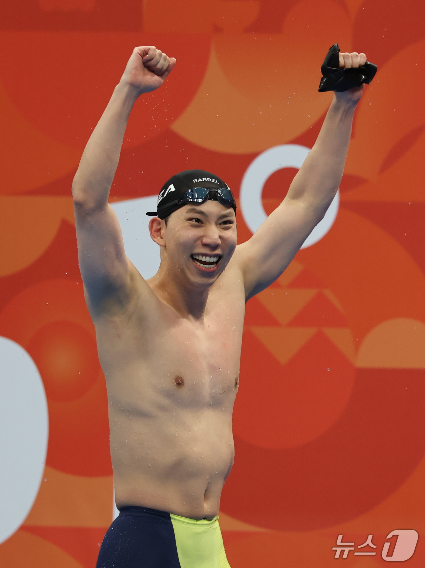 (도쿄=뉴스1) 김민지 기자 = 24일 도쿄 아쿠아틱스 센터에서 열린 2026 아이치·나고야 아시안게임 수영 남자 200m 평영 결승에서 조성재가 동메달을 확보한 후 환호하고 있다 …