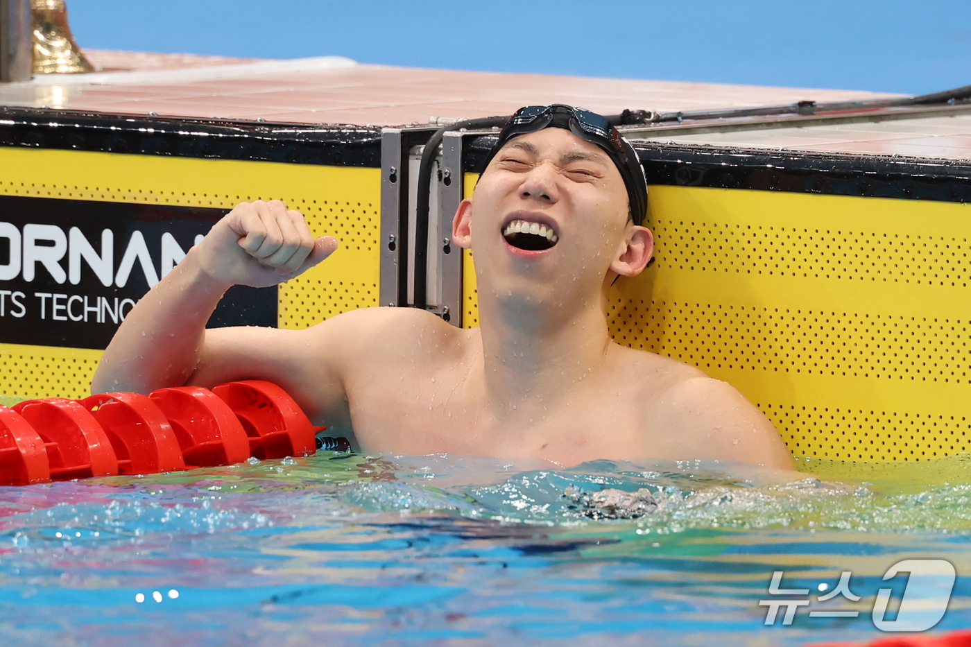 (도쿄=뉴스1) 김민지 기자 = 24일 도쿄 아쿠아틱스 센터에서 열린 2026 아이치·나고야 아시안게임 수영 남자 200m 평영 결승에서 조성재가 동메달을 확보한 후 환호하고 있다 …