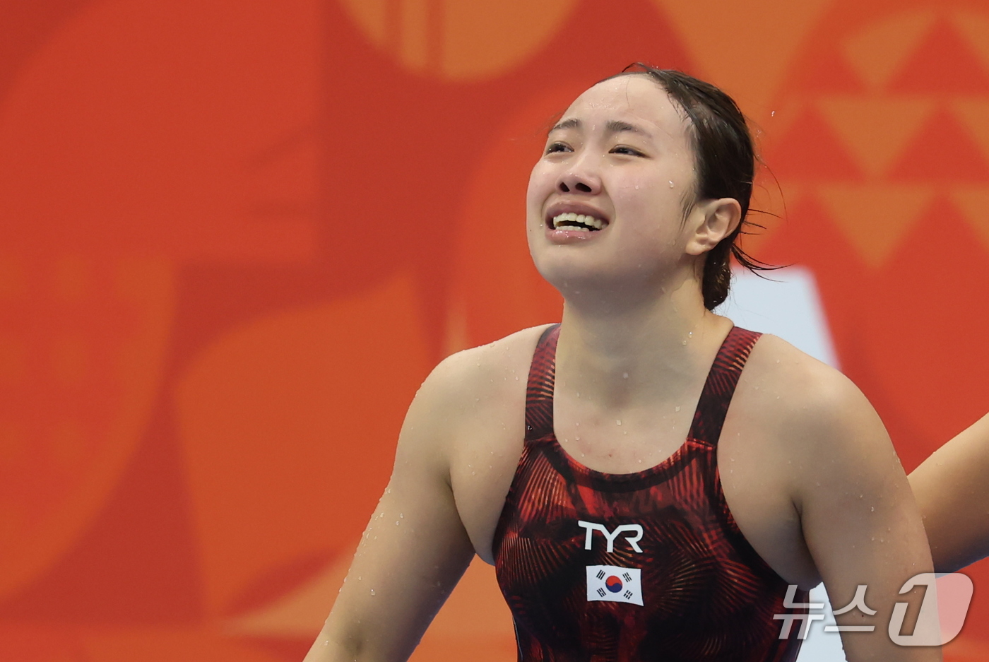 (도쿄=뉴스1) 김민지 기자 = 대한민국 박시은이 24일 도쿄 아쿠아틱스 센터에서 열린 2026 아이치·나고야 아시안게임 수영 여자 200m 평영 결승에서 은메달을 확보한 후 눈물 …
