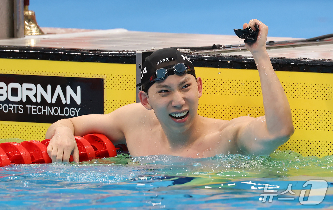 (도쿄=뉴스1) 김민지 기자 = 24일 도쿄 아쿠아틱스 센터에서 열린 2026 아이치·나고야 아시안게임 수영 남자 200m 평영 결승에서 조성재가 동메달을 확보한 후 환호하고 있다 …