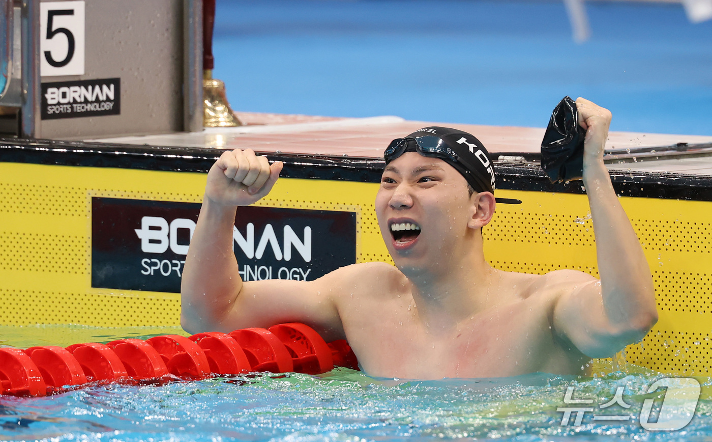 (도쿄=뉴스1) 김민지 기자 = 24일 도쿄 아쿠아틱스 센터에서 열린 2026 아이치·나고야 아시안게임 수영 남자 200m 평영 결승에서 조성재가 동메달을 확보한 후 환호하고 있다 …