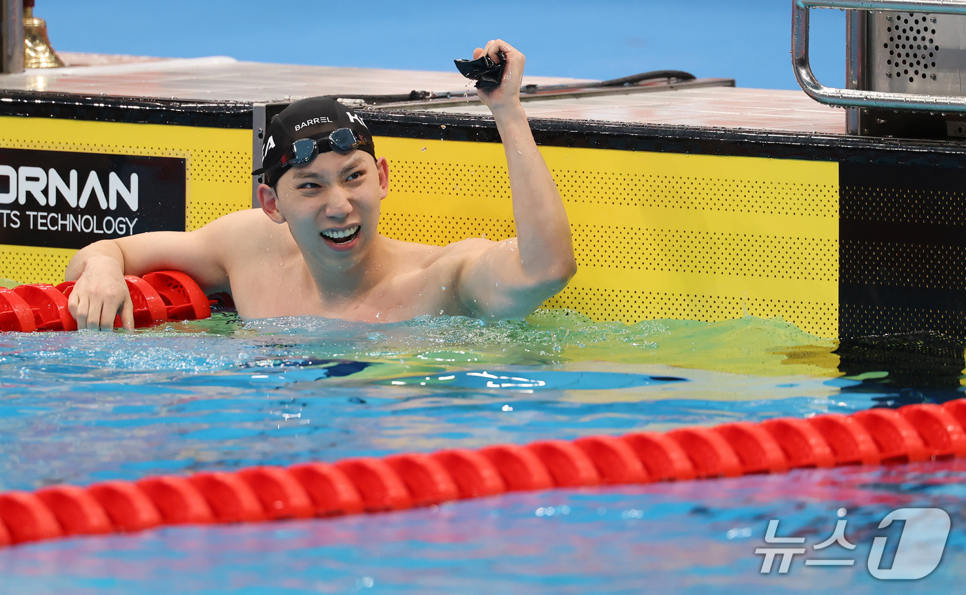 (도쿄=뉴스1) 김민지 기자 = 24일 도쿄 아쿠아틱스 센터에서 열린 2026 아이치·나고야 아시안게임 수영 남자 200m 평영 결승에서 조성재가 동메달을 확보한 후 환호하고 있다 …