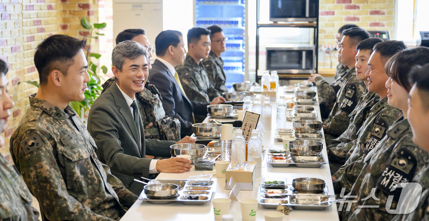 (서울=뉴스1) = 강신철 국방부 장관이 24일 중동부전선 최전방 육군 제7보병사단을 방문해 장병들과 오찬을 함께하고 있다. (국방부 제공. 재판매 및 DB 금지) 2026.9.2 …