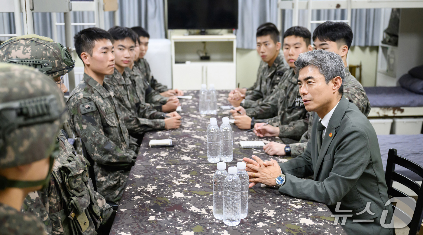 (서울=뉴스1) = 강신철 국방부 장관이 24일 중동부전선 최전방 육군 제7보병사단을 방문해 장병들과 간담회를 하고 있다. (국방부 제공. 재판매 및 DB 금지) 2026.9.24 …