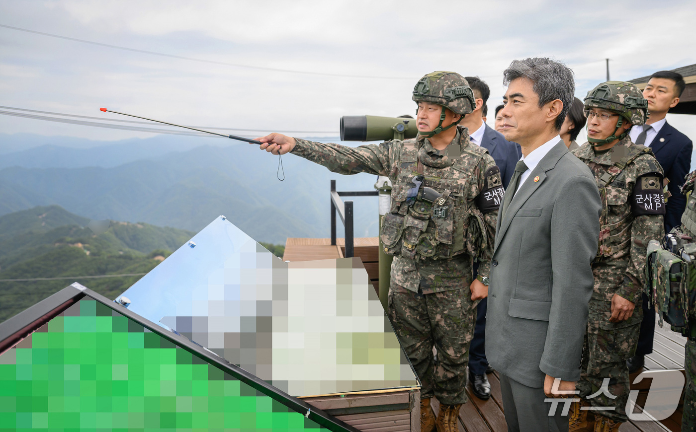 (서울=뉴스1) = 강신철 국방부 장관이 24일 중동부전선 최전방 육군 제7보병사단을 방문해 군사대비태세를 점검하고 있다. (국방부 제공. 재판매 및 DB 금지) 2026.9.24 …