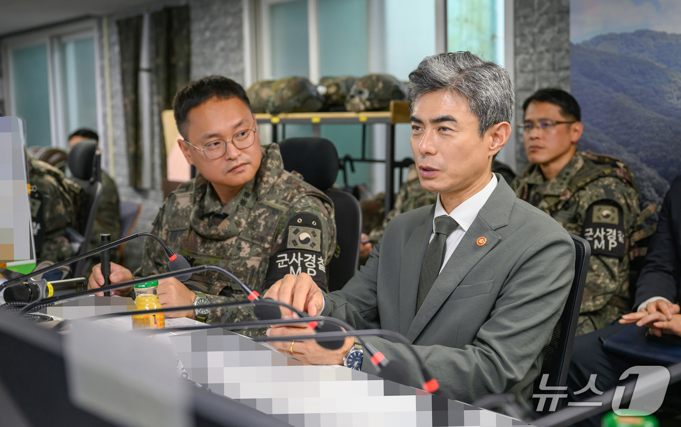 (서울=뉴스1) = 강신철 국방부 장관이 24일 중동부전선 최전방 육군 제7보병사단을 방문해 GOP대대 지휘통제실에서 작전상황을 보고받고 있다. (국방부 제공. 재판매 및 DB 금 …