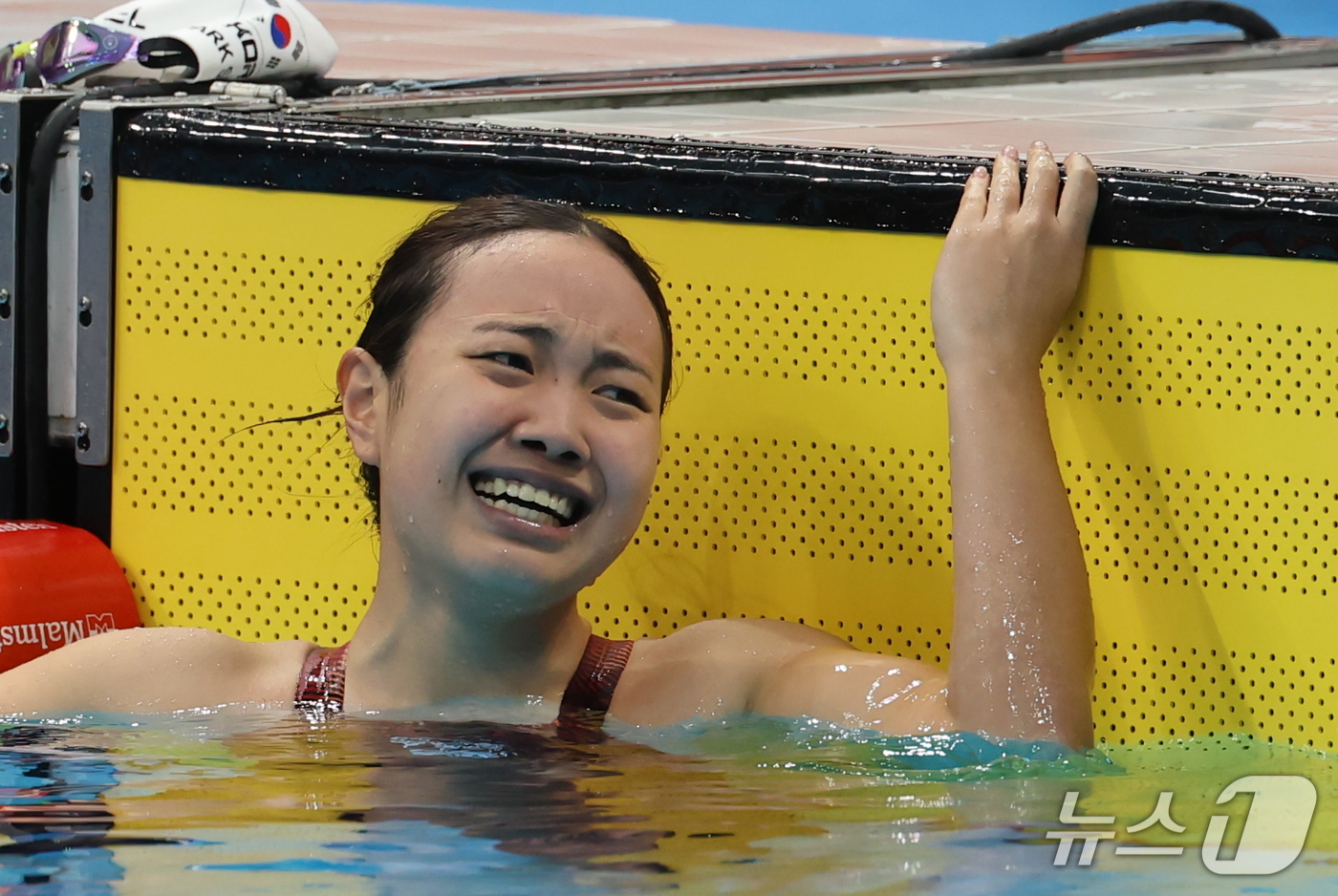 (도쿄=뉴스1) 김민지 기자 = 대한민국 박시은이 24일 도쿄 아쿠아틱스 센터에서 열린 2026 아이치·나고야 아시안게임 수영 여자 200m 평영 결승에서 은메달을 획득한 후 눈물 …