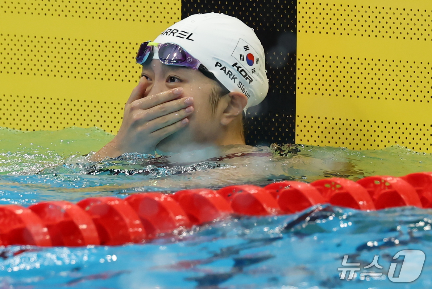 (도쿄=뉴스1) 김민지 기자 = 대한민국 박시은이 24일 도쿄 아쿠아틱스 센터에서 열린 2026 아이치·나고야 아시안게임 수영 여자 200m 평영 결승에서 은메달을 확보한 후 기록 …