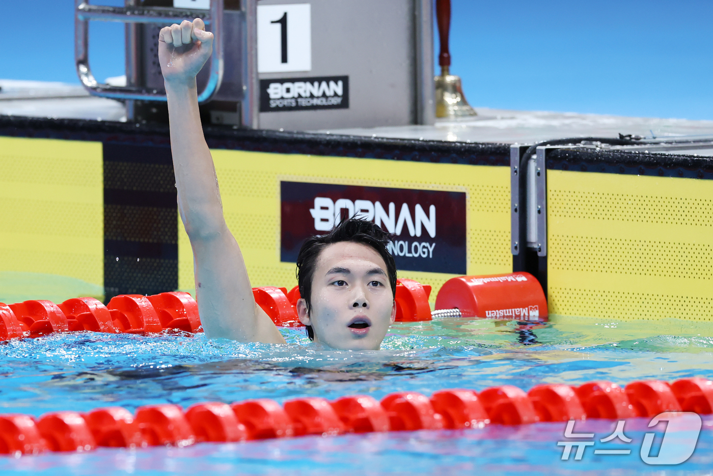 (도쿄=뉴스1) 김민지 기자 = 대한민국 김준우가 24일 도쿄 아쿠아틱스 센터에서 열린 2026 아이치·나고야 아시안게임 수영 남자 800m 결승에서 은메달을 확보한 후 환호하고 …