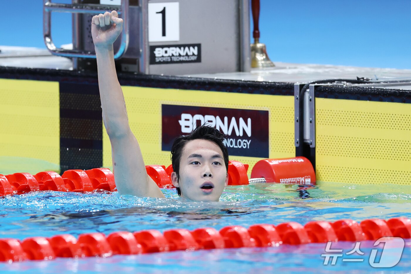 본문 이미지 - 대한민국 김준우가 24일 도쿄 아쿠아틱스 센터에서 열린 2026 아이치·나고야 아시안게임 수영 남자 800m 결승에서 은메달을 확보한 후 환호하고 있다. 2026.9.24 ⓒ 뉴스1 김민지 기자